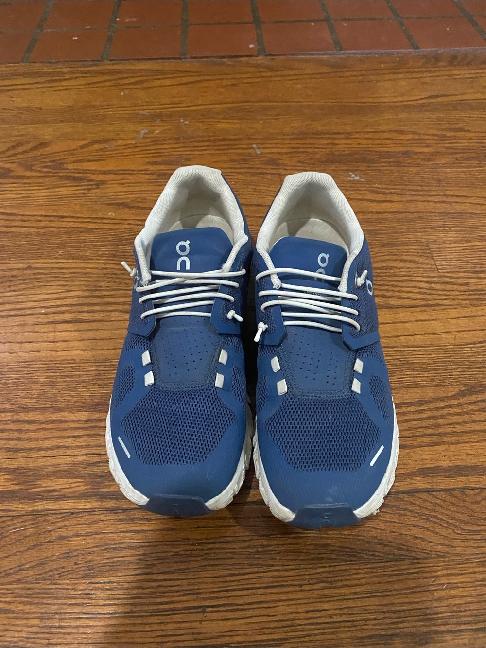 On Cloud Women’s Size 8 Tennis Shoes